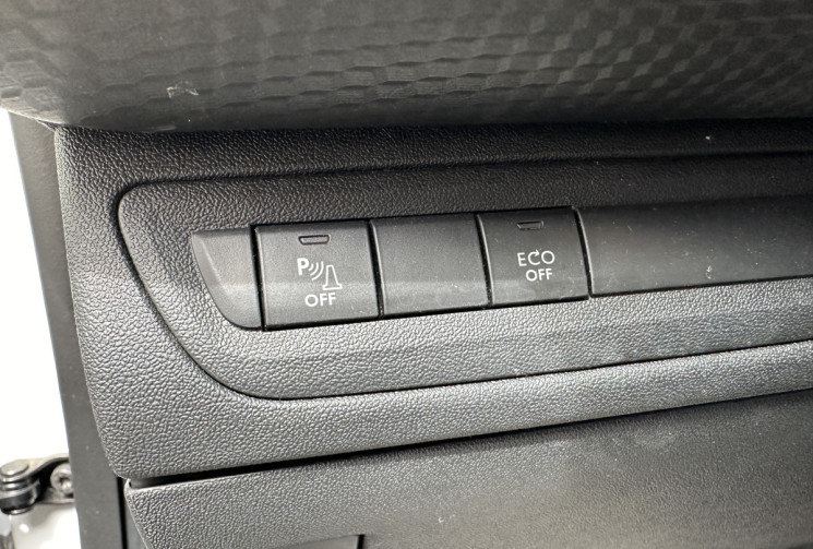 PEUGEOT 2008 1.5 BLUE HDI 100 CH SIGNATURE BVM5