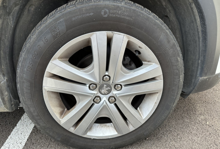 PEUGEOT 2008 1.5 BLUE HDI 100 CH SIGNATURE BVM5