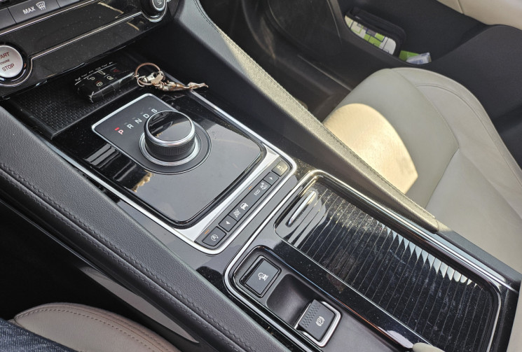 JAGUAR F-PACE V6 3.0D 300 cv Première Edition 4x4 BVA8 