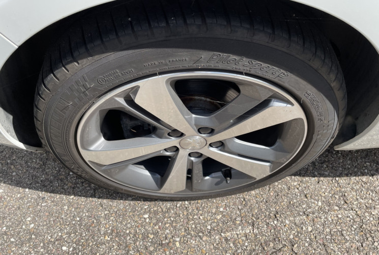 PEUGEOT 308 1.2 130 ch GT Line/42450 km/Entretiens Peugeot/Courroie remplacée/ Véhicule en TBE