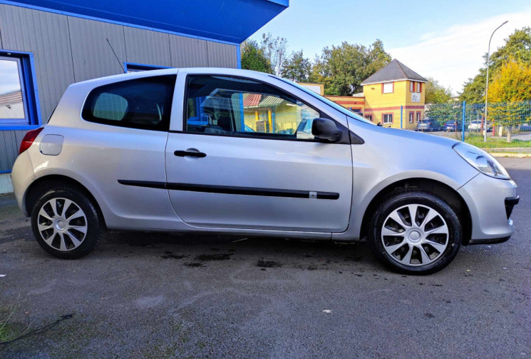Renault CLIO 3 1.2 16V 75 CH AUTHENTIQUE 3 PORTES