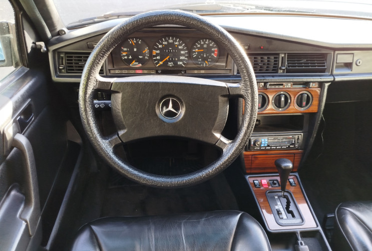 MERCEDES CLASSE E 190E 2.0 / 122 cv Boite Auto