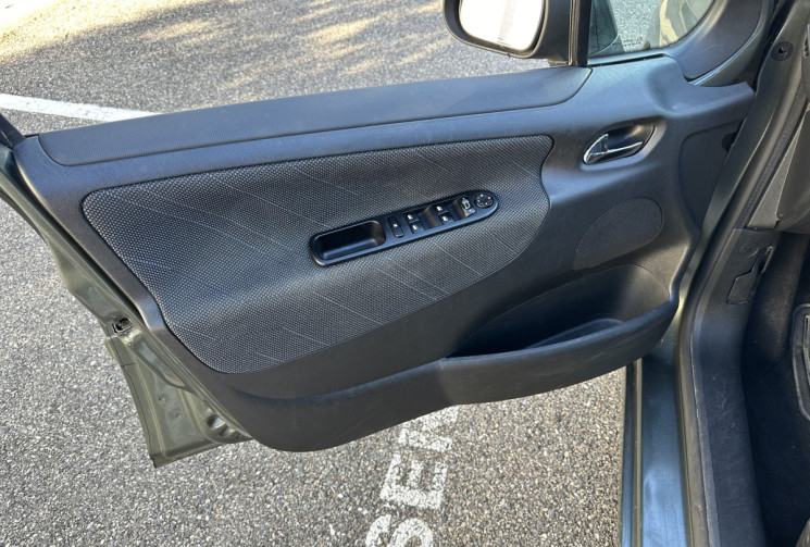 Peugeot 207 1.6 HDi 90 Sport Pack 5p / Courroie ok / Clim auto / Centralisation / 4 fenêtres élec
