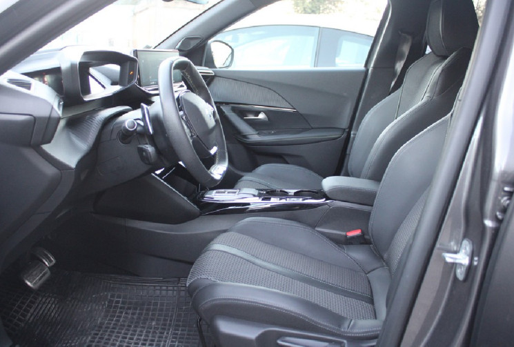 PEUGEOT 2008 1.2 130 cv FINITION GT   12 000 KM !!!!!!