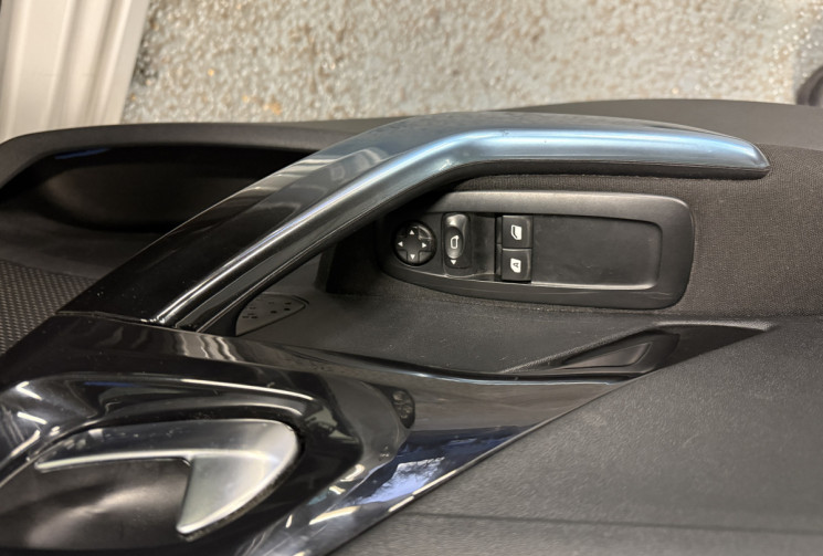 PEUGEOT 208 1.2 68 allure 