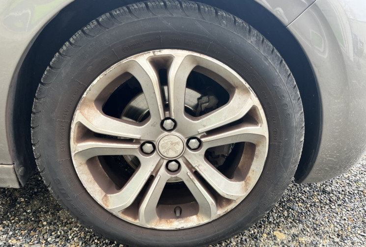 PEUGEOT 208 Allure 1.6l VTI 120