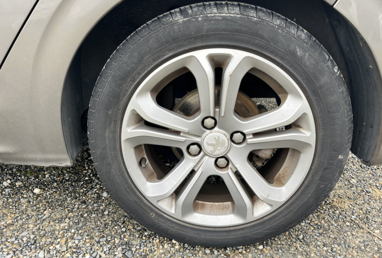PEUGEOT 208 Allure 1.6l VTI 120