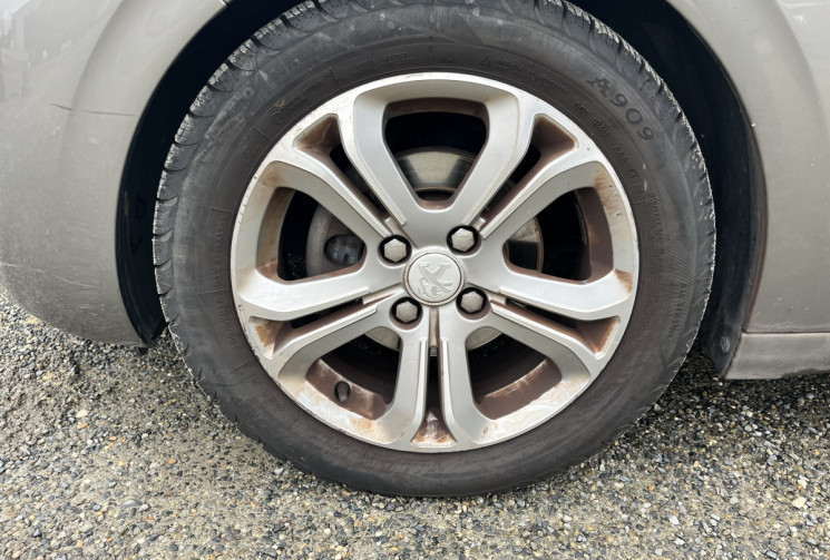 PEUGEOT 208 Allure 1.6l VTI 120