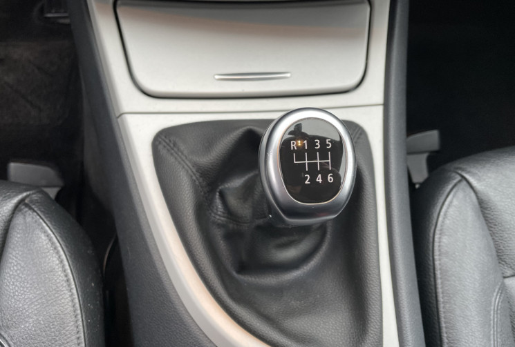 BMW SERIE 1 E88 118d Luxe BVM6
