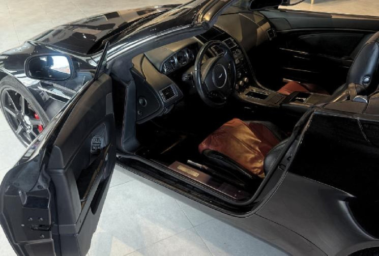 Aston Martin VANTAGE ROADSTER /  V8 / 4.3 / 385 CH 