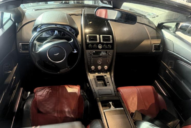 Aston Martin VANTAGE ROADSTER /  V8 / 4.3 / 385 CH 