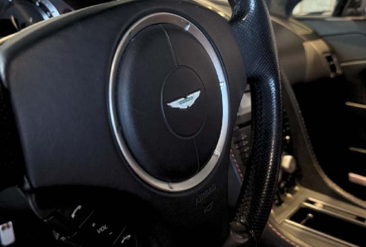 Aston Martin VANTAGE ROADSTER /  V8 / 4.3 / 385 CH 