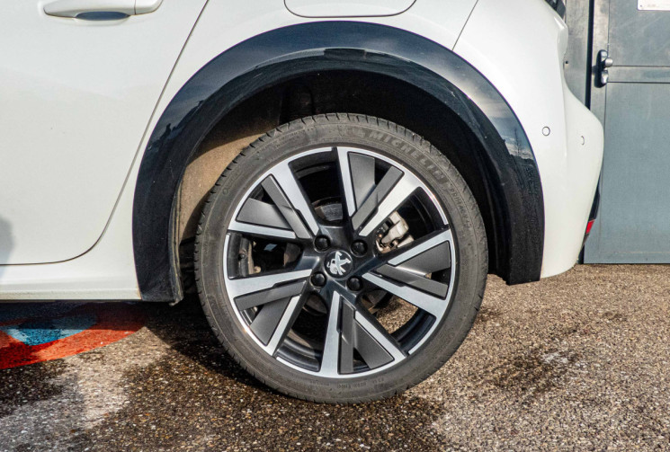PEUGEOT 208 1.2 PureTech 130 GT-Line BVA Suivi complet Peugeot