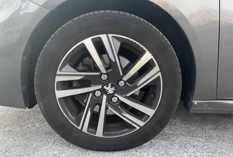 PEUGEOT 208 Allure 100 cv 1.2 Puretech * Entretien Complet Peugeot * Carplay * Virtual Cockpit 