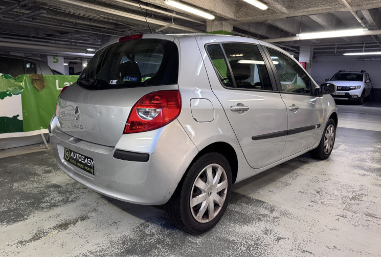 RENAULT CLIO III 1.6 i 111 CH BOITE AUTO 5 PORTES