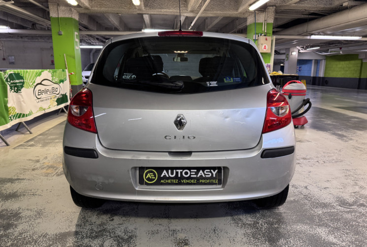 RENAULT CLIO III 1.6 i 111 CH BOITE AUTO 5 PORTES