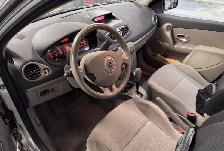 RENAULT CLIO III 1.6 i 111 CH BOITE AUTO 5 PORTES