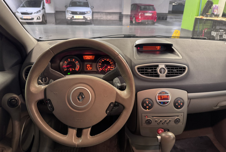 RENAULT CLIO III 1.6 i 111 CH BOITE AUTO 5 PORTES
