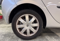 RENAULT CLIO III 1.6 i 111 CH BOITE AUTO 5 PORTES