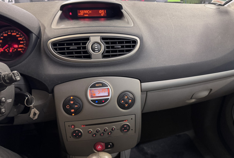 RENAULT CLIO III 1.6 i 111 CH BOITE AUTO 5 PORTES