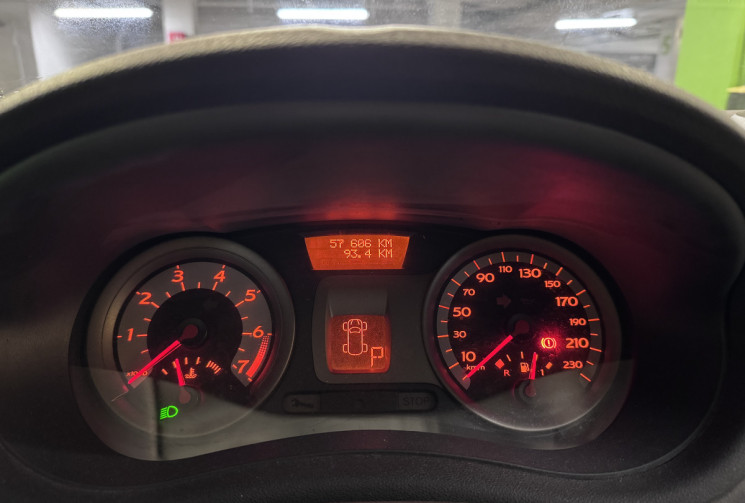 RENAULT CLIO III 1.6 i 111 CH BOITE AUTO 5 PORTES