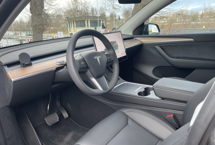 TESLA MODEL Y STANDARD PROPULSION 300 CH //  1ERE MAIN GARANTIE JUSQU'EN 2032 OU 160 000 KM