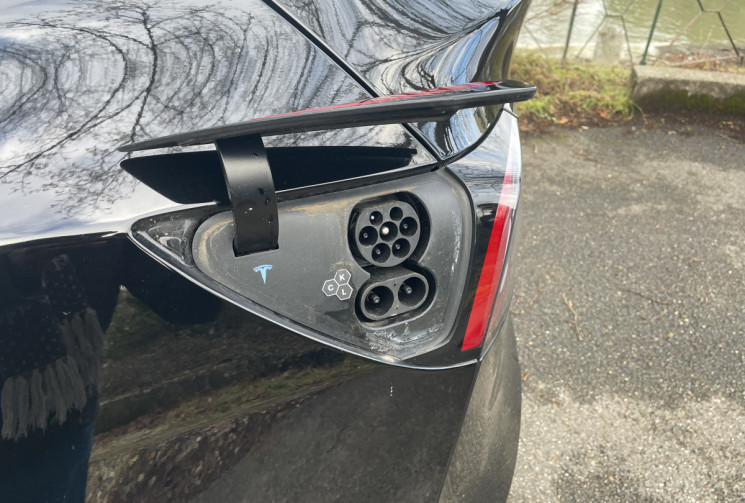 TESLA MODEL Y STANDARD PROPULSION 300 CH //  1ERE MAIN GARANTIE JUSQU'EN 2032 OU 160 000 KM