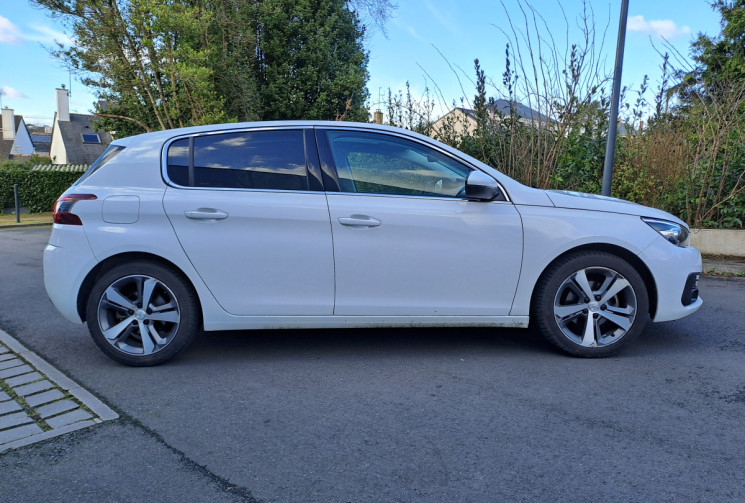 Peugeot 308 1.2 130ch Tech Edition EAT8 Toit panoramique / Idem GT Line