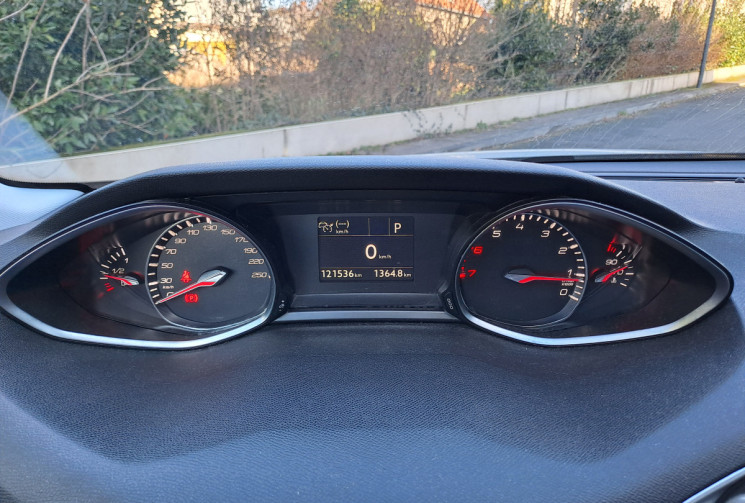Peugeot 308 1.2 130ch Tech Edition EAT8 Toit panoramique / Idem GT Line