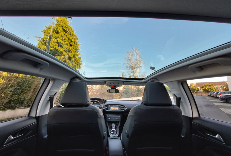 Peugeot 308 1.2 130ch Tech Edition EAT8 Toit panoramique / Idem GT Line
