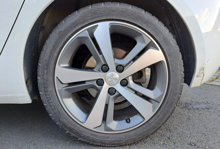 Peugeot 308 1.2 130ch Tech Edition EAT8 Toit panoramique / Idem GT Line