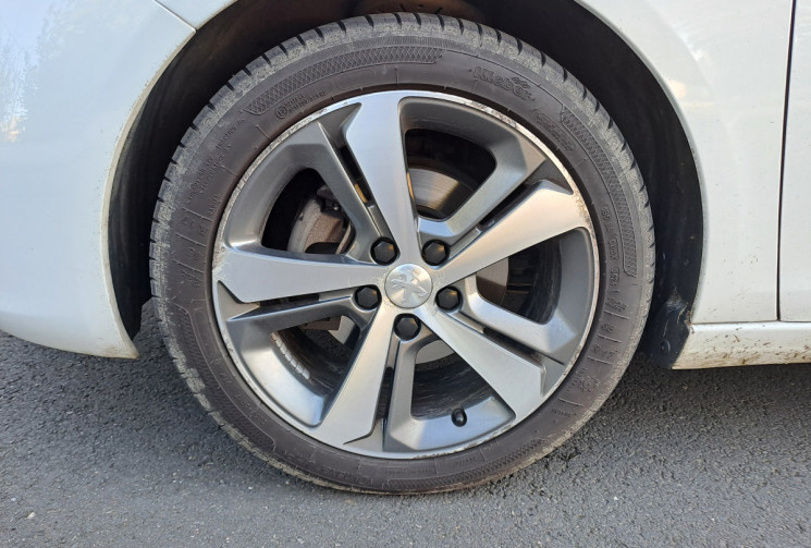 Peugeot 308 1.2 130ch Tech Edition EAT8 Toit panoramique / Idem GT Line