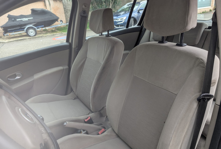Renault Clio 1.4 16v 98ch Luxe Privilège 5p