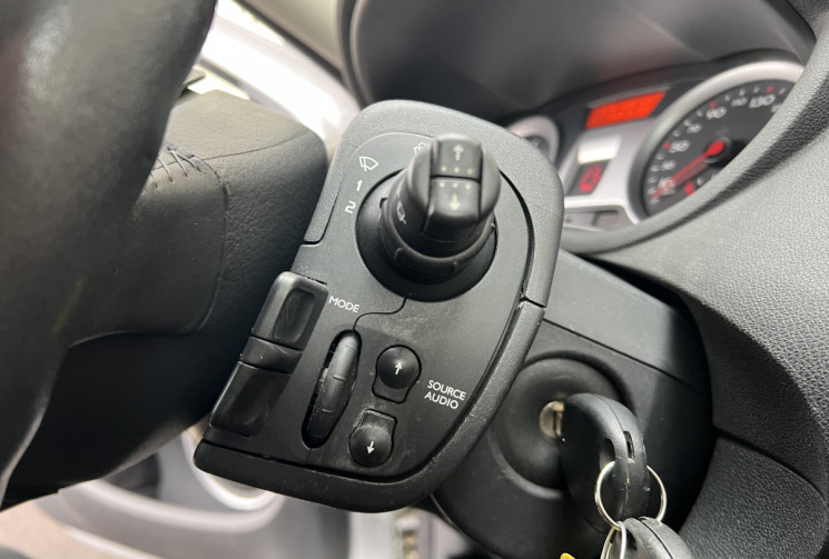Renault CLIO 3  1.6 i  110 CH