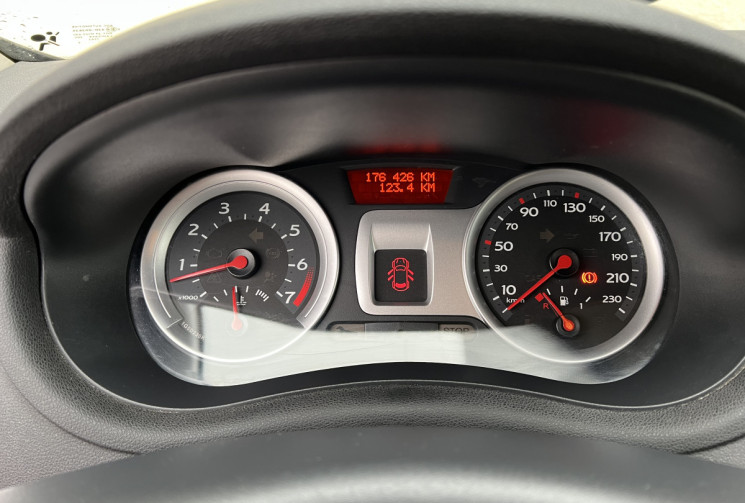 Renault CLIO 3  1.6 i  110 CH