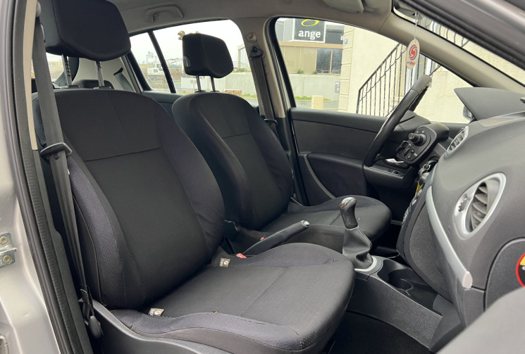 Renault CLIO 3  1.6 i  110 CH