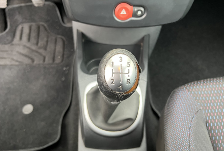Renault CLIO 3  1.6 i  110 CH