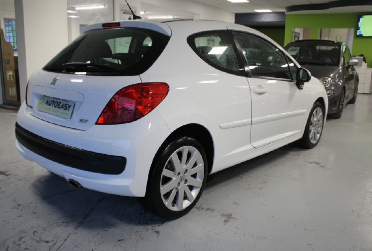 Peugeot 207 1.6 THP 156 toit panoramique 