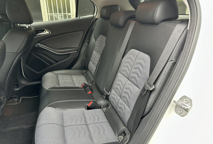 Mercedes GLA 200 1.6i 156 INSPIRATION + OPTIONS * ENTRETIEN FULL MERCEDES * CT OK * GARANTIE 6 MOIS