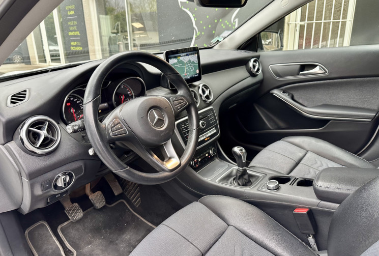 Mercedes GLA 200 1.6i 156 INSPIRATION + OPTIONS * ENTRETIEN FULL MERCEDES * CT OK * GARANTIE 6 MOIS