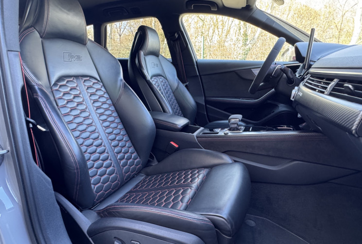 Audi RS4 2.9 TFSI V6 450 ch  Gris Nardo / Frein Ceramique / Pack Dynamic RS / Carbone int-ext / Full