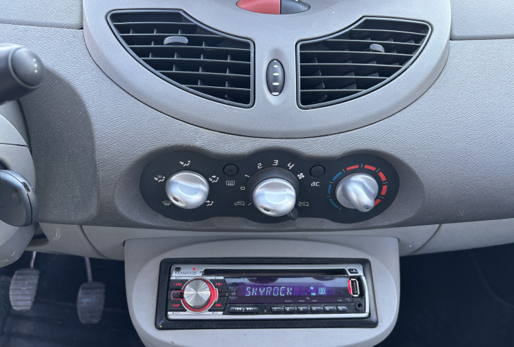 Renault Twingo II 1.2 LEV 16V 75CH AUTHENTIQUE * DISTRIBUTION NEUVE * 1ere MAIN 