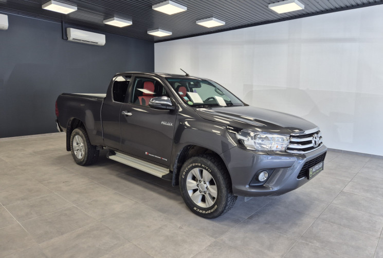 Toyota HILUX Legend 2.4 D-4D 150 Attelage + Protection de benne + rail aluminium