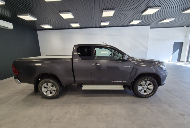 Toyota HILUX Legend 2.4 D-4D 150 Attelage + Protection de benne + rail aluminium