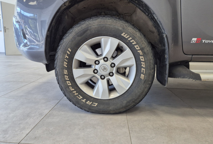 Toyota HILUX Legend 2.4 D-4D 150 Attelage + Protection de benne + rail aluminium