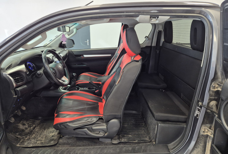 Toyota HILUX Legend 2.4 D-4D 150 Attelage + Protection de benne + rail aluminium