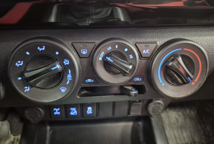 Toyota HILUX Legend 2.4 D-4D 150 Attelage + Protection de benne + rail aluminium