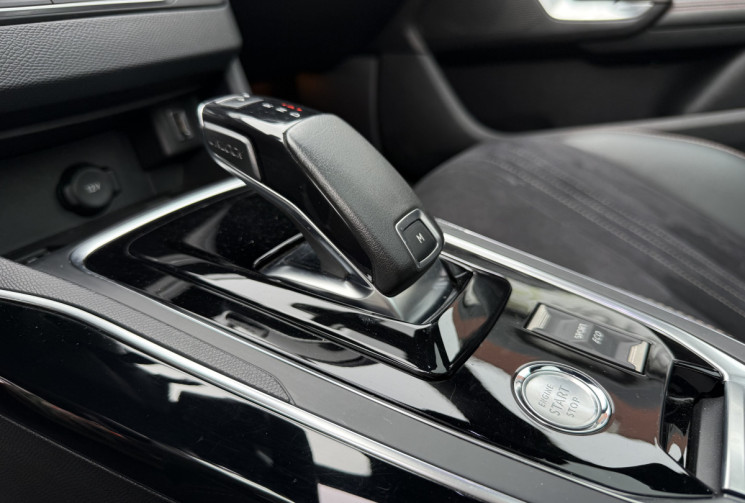 Peugeot 308 GT Line 1.2 130CH S&S EAT8 / CARPLAY/ SIEGES CHAUFFANTS ET MASSANTS