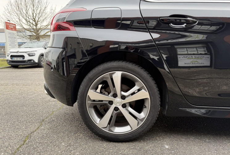 Peugeot 308 GT Line 1.2 130CH S&S EAT8 / CARPLAY/ SIEGES CHAUFFANTS ET MASSANTS