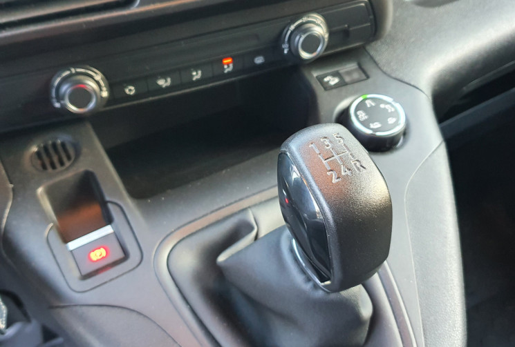 Peugeot Partner 1.6 BLUEHDI 100 S&S 1000KG STANDARD GRIP + ATTELAGE